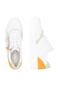Sneaker bianchi con una combinazione di accenti in suede verde, viola e arancione. Inclusa una zip laterale e dettagli perforati sulla punta.