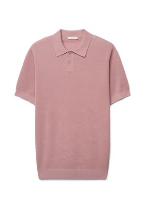 Kurzärmliges Poloshirt in staubigem Rosa mit strukturiertem Strick, Zwei-Knopf-Leiste sowie geripptem Kragen und Bündchen, flach auf weißem Hintergrund liegend.