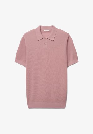 Kurzärmliges Poloshirt in staubigem Rosa mit strukturiertem Strick, Zwei-Knopf-Leiste sowie geripptem Kragen und Bündchen, flach auf weißem Hintergrund liegend.