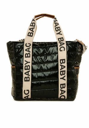 Zwarte, geruit babybag met crèmekleurige banden gemarkeerd "BABY BAG." Heeft een glanzende textuur en bruine accenten op de handvaten. Ruim ontwerp.