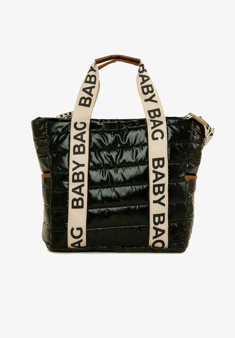 Zwarte, geruit babybag met crèmekleurige banden gemarkeerd "BABY BAG." Heeft een glanzende textuur en bruine accenten op de handvaten. Ruim ontwerp.