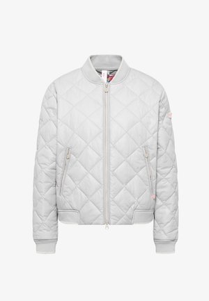 Lichtgrijze gewatteerde bomberjack met ritszakken, geribbelde manchetten en kraag, van voren getoond op een witte achtergrond.