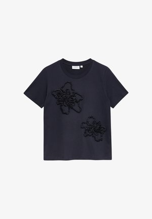Granatowy krótkirękawowy T-shirt z okrągłym dekoltem i dwoma czarnymi, teksturowanymi aplikacjami kwiatowymi na przodzie.