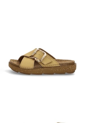 Sandalia de cuero amarillo tipo slide con hebilla ajustable, plantilla texturada y suela de goma marrón moteada para mayor agarre.
