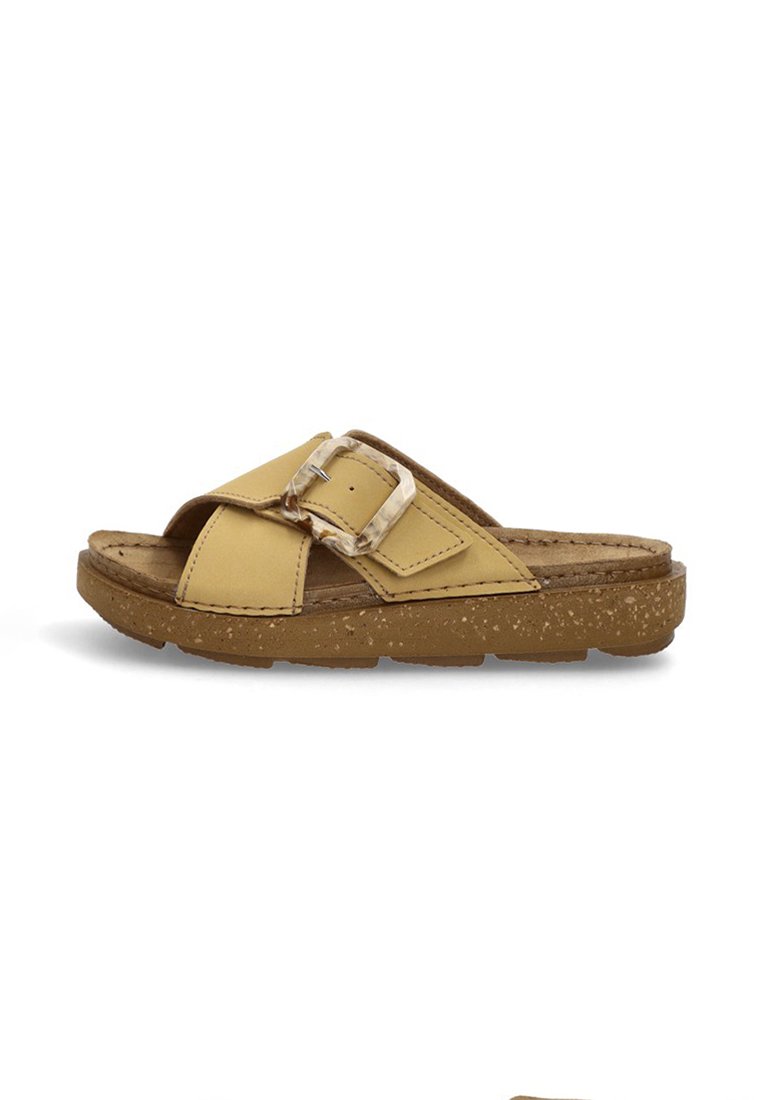 Sandalia de cuero amarillo tipo slide con hebilla ajustable, plantilla texturada y suela de goma marrón moteada para mayor agarre.