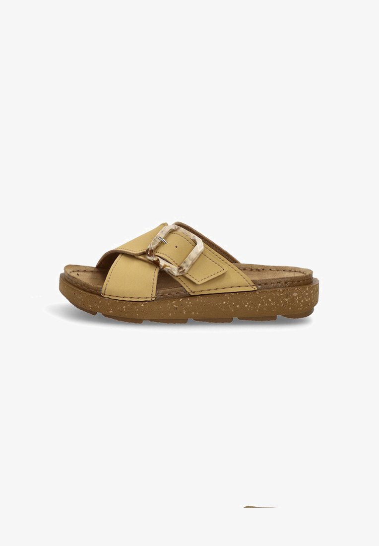 Sandalia de cuero amarillo tipo slide con hebilla ajustable, plantilla texturada y suela de goma marrón moteada para mayor agarre.