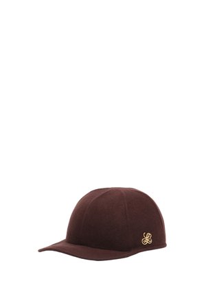 Casquette de baseball en laine marron avec visière courbée et petit emblème décoratif doré sur le côté sur fond blanc.