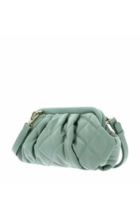 Quilted mintgrön läderhandväska med ett säkert lock, utrustad med ett kort rem och guldiga detaljer, som visar en slät yta.