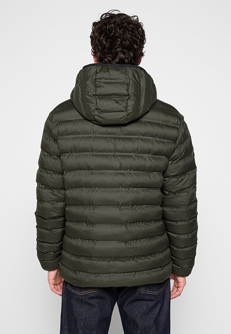 Giacca puffer verde scuro con cappuccio, caratterizzata da segmenti trapuntati orizzontali e una texture liscia e lucida. Filo regolabile sul cappuccio.