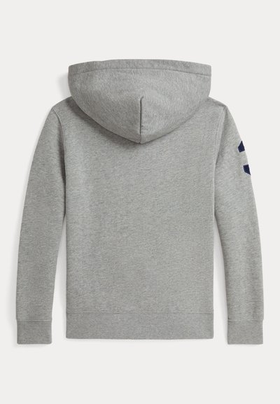Harmaa huppari, jossa on kengurupocket, hupullinen muotoilu ja ribatut hihansuut. Vasemmalla olkapäällä on tummansininen raidallinen yksityiskohta.