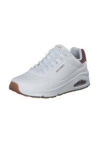 Witte sneaker met een glad bovenwerk van synthetisch materiaal, geperforeerde details, bordeauxkleurige hielaccent en een gevoerde zool met een zichtbare luchtkussen.