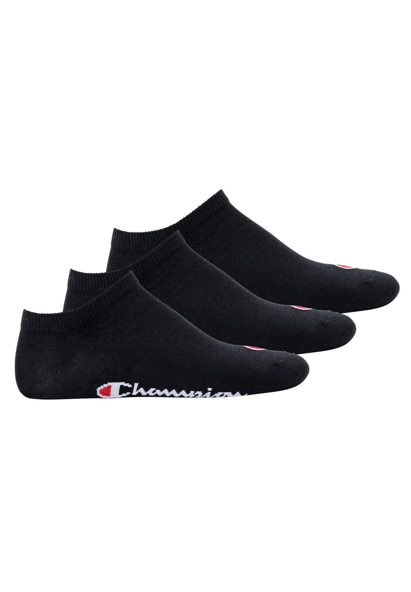 Schwarze Socken aus weichem Stoff mit einem tiefen Schnitt, einem gerippten Bündchen und einem weißen "Champion"-Logo, das an der Seite aufgedruckt ist.