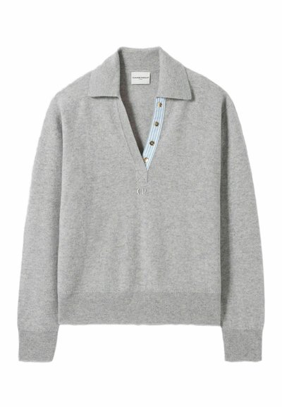 Maglione grigio a maglia con collo a V, dotato di una placca con bottoni in tessuto a righe blu e bianche, e polsini e orlo ribattuti.