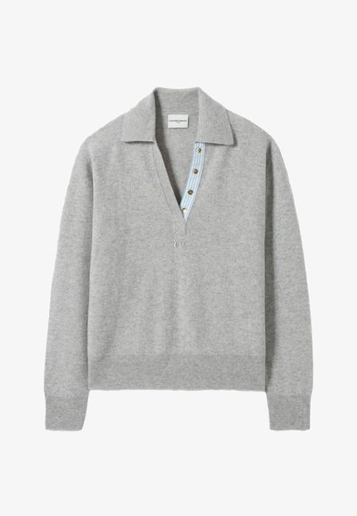 Maglione grigio a maglia con collo a V, dotato di una placca con bottoni in tessuto a righe blu e bianche, e polsini e orlo ribattuti.