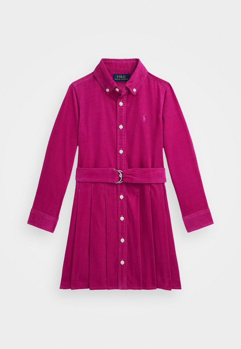 Robe en velours côtelé fuchsia avec manches longues, col, boutons à l'avant et taille ceinturée. Comprend une jupe plissée et un logo sur la poitrine.