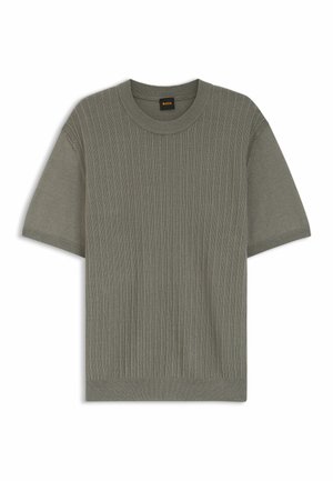 Kurzärmeliger, olivgrüner Strickpullover mit vertikaler Rippung und rundem Ausschnitt, mit einem kleinen schwarzen und orangefarbenen BOSS-Logoetikett im Innenkragen.