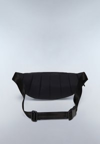 Bolso de cintura acolchado negro con correa ajustable y hebilla de plástico sobre un fondo claro.