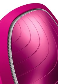 Produit en plastique fuchsia avec une surface lisse et courbée, présentant de subtils rainurages horizontaux et une fermeture éclair métallique le long du bord.