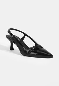 Schwarze Lackleder Slingback-Absätze mit spitzem Zehenbereich, kleinem Absatz und dekorativen Riemen mit einer Schnallenverzierung. Glatte Textur.