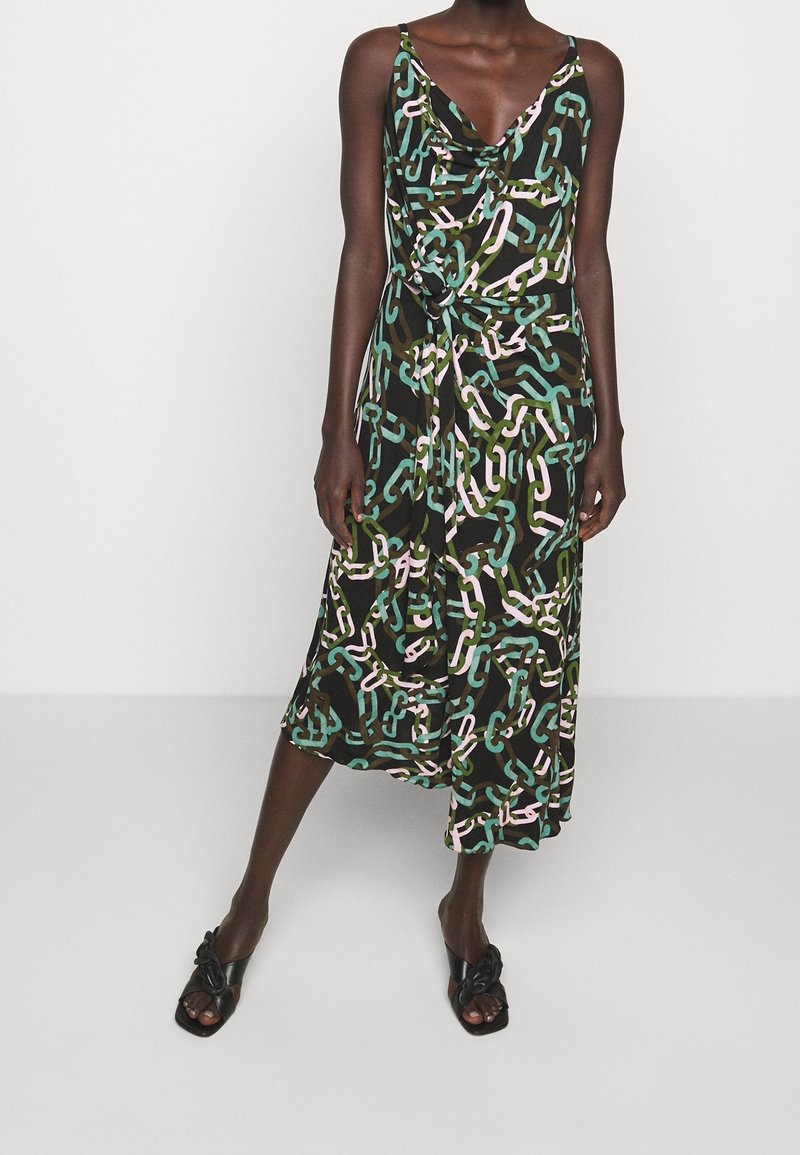Černé bezramínkové šaty s barevným abstraktním vzorem ve tvaru řetězce v zelené, růžové a modré barvě, s drapovaným výstřihem a detailem na vázání v pase.