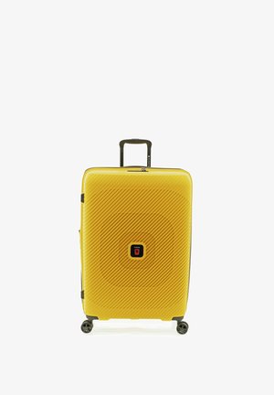 Maleta rígida de color amarillo brillante con líneas diagonales texturizadas, asa telescópica negra y cuatro ruedas giratorias negras.