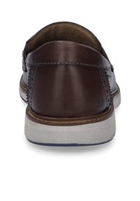 Brązowe skórzane buty wsuwane z teksturowanym tyłem, białą gumową podeszwą i subtelnymi detalami w szwie. Zawierają logo marki na pięcie.