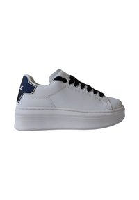 Sneaker in pelle bianca con lacci neri, punta arrotondata e suola spessa bianca. Presenta un accento blu navy sul tallone con branding.