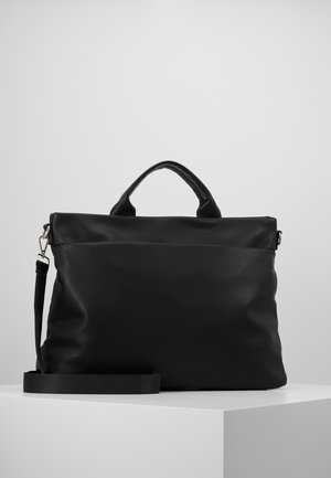 Sac en cuir noir avec une surface texturée, une poignée supérieure et une bandoulière amovible. Dispose d'une poche zippée à l'avant pour un rangement supplémentaire.