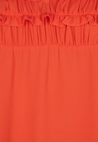 Tissu orange froncé avec une taille froncée, texture lisse et tombé souple, adapté pour une tenue décontractée ou formelle.