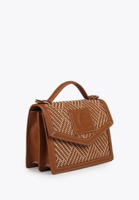 Bolso de mano de cuero marrón con un patrón texturizado, que presenta un bolsillo frontal, un cierre de solapa y acentos de costura blanca. Forma rectangular compacta.