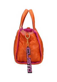 Sac à main en cuir orange avec doublure intérieure rose, lettres cousues sur l'extérieur, deux poignées, et un porte-clés "CUSTO" noir et rose attaché.