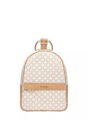 Zainetto piccolo beige e marrone chiaro con motivo a fantasia, dotato di maniglia superiore e tasca frontale, con design astratto del logo ripetuto e rifiniture in pelle.