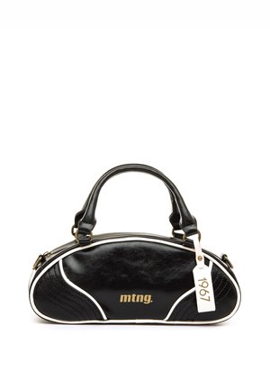 Sac à main noir de forme ovale avec bordure blanche, deux poignées, logo doré "mtng." et une étiquette blanche portant la mention "1967" fixée à une poignée.