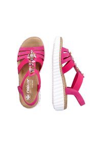 Roze sandalen met een kurken voetbed, voorzien van meerdere banden, een decoratieve edelsteenaccent, en een witte geribbelde zool. Verstelbare achterband.