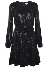 Robe noire à sequins avec de longues manches bouffantes, décolleté en V profond, taille ceinturée et jupe superposée. Texture lisse avec des sequins brillants et réfléchissants.