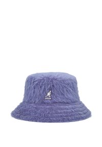 Sombrero de cubo morado esponjoso hecho de material suave, con una ala acanalada y un logo de Kangol bordado en blanco en la parte frontal.