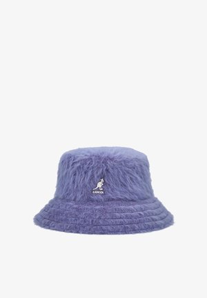 Fluffy paars emmerhoed gemaakt van zacht materiaal, met een geribde rand en een geborduurd wit Kangol-logo aan de voorkant.