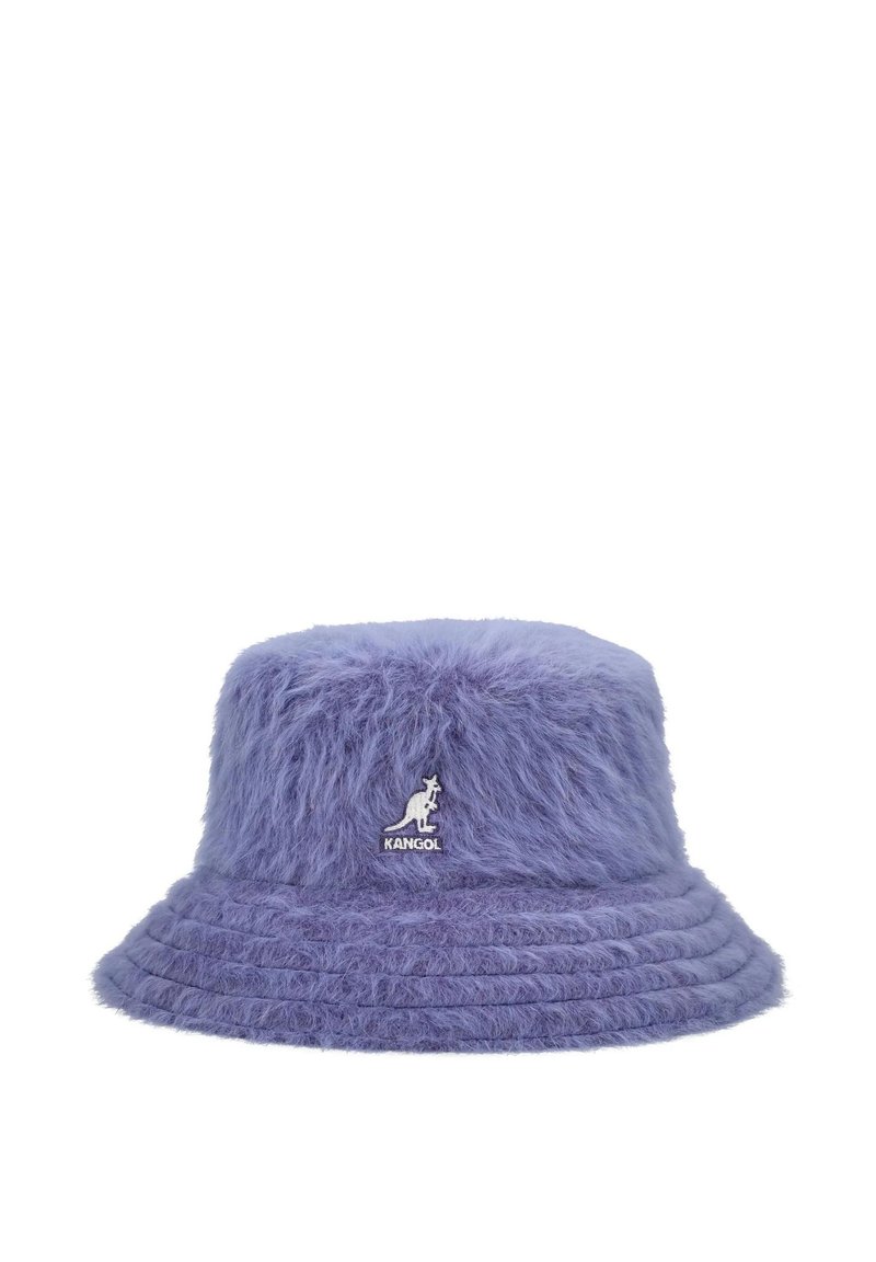 Sombrero de cubo morado esponjoso hecho de material suave, con una ala acanalada y un logo de Kangol bordado en blanco en la parte frontal.