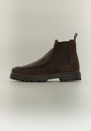 Dunkelbrauner Leder-Chelsea-Boot mit schwarzem elastischem Seiteneinsatz, Zuglasche hinten und dicker Gummisohle mit Profil.