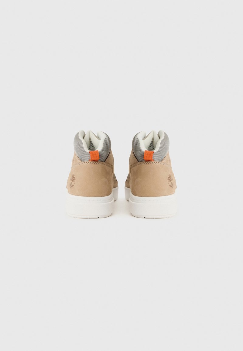 Beige hoge sneakers met witte zolen, grijze gewatteerde kraag en oranje trekbanden, bekeken vanaf de achterkant tegen een witte achtergrond.