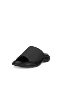 Sandale noire avec un dessus en cuir lisse, un bout ouvert, une semelle épaisse et une semelle intérieure ergonomique pour le confort. Design minimaliste.