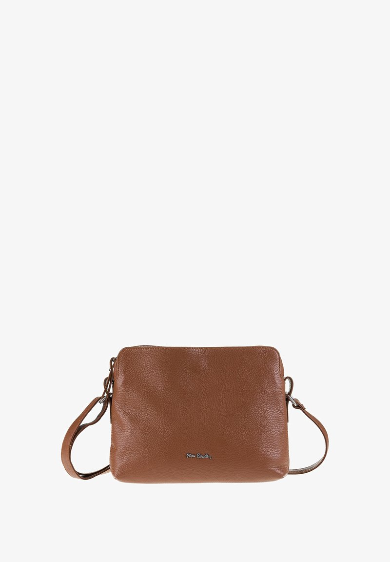 Braune Leder-Crossbody-Tasche mit strukturierter Oberfläche, rechteckiger Form, verstellbarem Schultergurt und einem Logo-Emblem auf der Vorderseite.