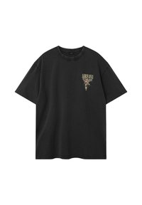 Sort bomulds t-shirt med korte ærmer, der har et grafisk tryk af horn og ordet "Nirvana" på venstre brystområde.