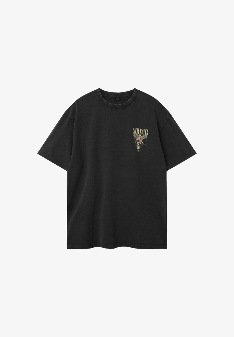 Mustat puuvillased T-särgid lühikeste varrukatega, millel on graafiline print sarvedest ja sõna "Nirvana" vasakul rindkere piirkonnas.