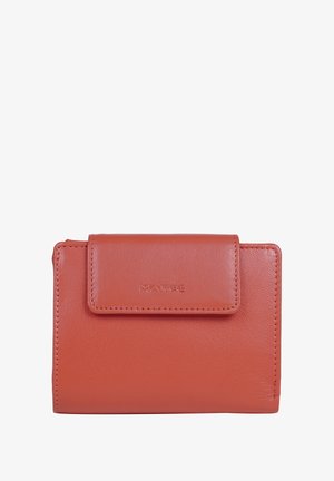 Oranžová kožená peněženka s klopnou, která má texturovaný povrch a embosované logo na přední straně. Kompaktní design s čistými liniemi.