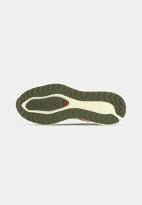 Sola de sapato com um design de piso em borracha; apresenta uma cor verde com uma superfície texturizada e um destaque central em vermelho para melhor aderência e estabilidade.