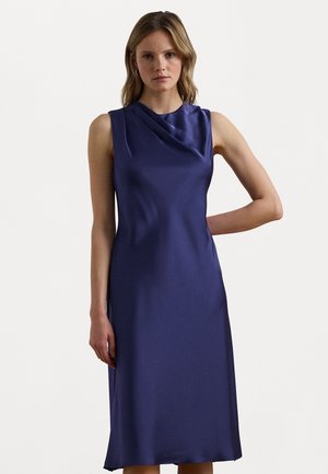 Abito senza maniche in satin viola scuro, con scollatura drappeggiata e una silhouette dritta che cade appena sopra il ginocchio.