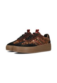 Baskets marron et noires avec des accents en imprimé léopard, en matériaux en daim et en cuir, semelle en caoutchouc épaisse, lacets noirs et languettes rouges.