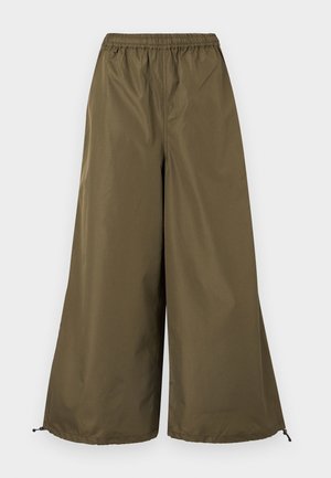 Pantalon ample à jambes larges de couleur vert olive avec taille élastique et cordons réglables au bas.