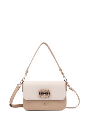 Borsa a tracolla beige e crema con fibbia intrecciata in tono oro e tracolla removibile, esposta su uno sfondo bianco.